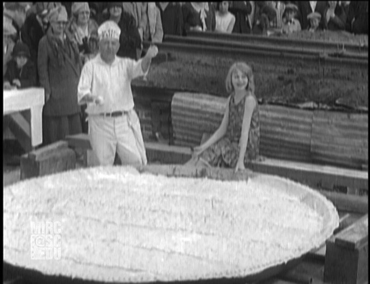 1928-March11_LargestPieBaked1_small.jpg